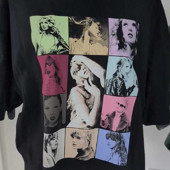 Taylor Swift Black Tour T-Shirt - Picture 2 of 4